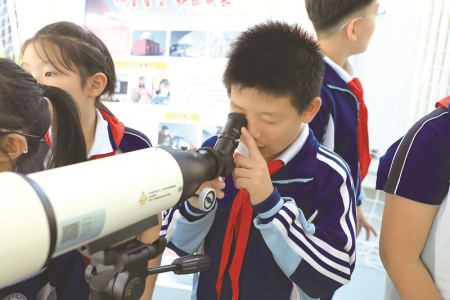 <br>          ■<br>辛集市学府街小学学生在使用望远镜观测<br><br>        