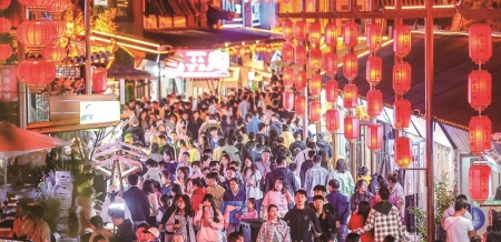 <br>          ■10月6日晚，游客在秦皇岛市海港区秦皇小巷参观游玩<br><br>        