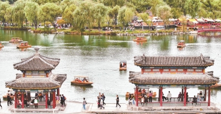 <br>          ■10月3日，游客在承德避暑山庄游玩<br><br>        