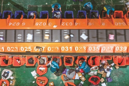 <br>          ■中国邮政集团有限公司河北省遵化市分公司的工作人员在国庆中秋假日期间分拣快递包裹 ■供图/新华社<br><br>        