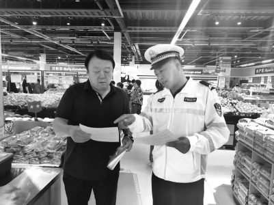 <br>          ■交警在商超向群众宣传道路交通安全知识<br><br>        