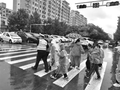 <br>          ■交警护送学生过马路<br><br>        