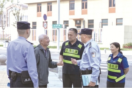 <br>          ■龙泉河派出所民警带领“容西义警”队员在社区进行安全知识宣讲<br><br>        