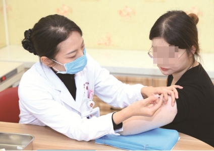 <br>          ■国产九价HPV疫苗河北首针接种 ■供图/石家庄市妇产医院<br><br>        