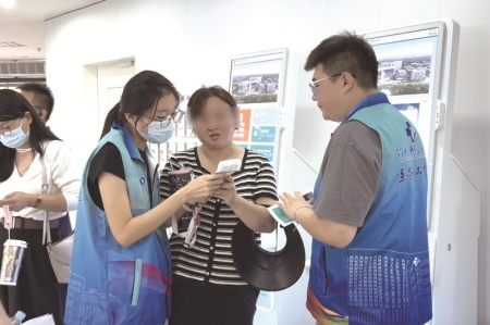 <br>          ■晓露（左一）帮助患者找检查科室<br><br>        