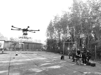 <br>          ■<br>郝广泽﹙前右﹚在带领学员进行无人机操作训练<br><br>        