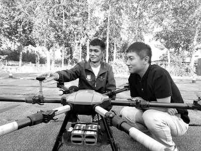 <br>          ■郝广泽（左）在教学员检查无人机零部件<br><br>        