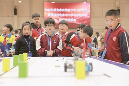 <br>          ■选手在进行机器人挑战赛<br><br>        