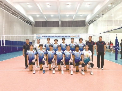 <br>          ■刘新会（后排右2）与队员们合影<br><br>        