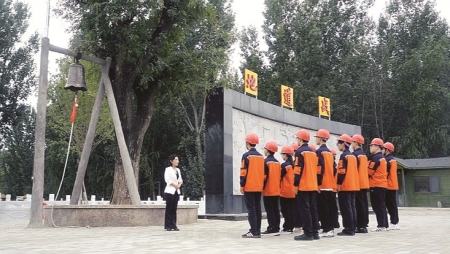 <br>          ■石家庄信息工程职业学院学生聆听地道战故事<br><br>        