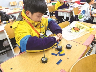 <br>          ◆竞秀区科创节上，学生参加创意搭建赛<br><br>        