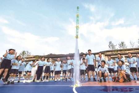 <br>          ■在浙江安吉蓝润天使外国语实验学校开设的科学实践课上，学生们发射自己制作的水火箭<br><br>        