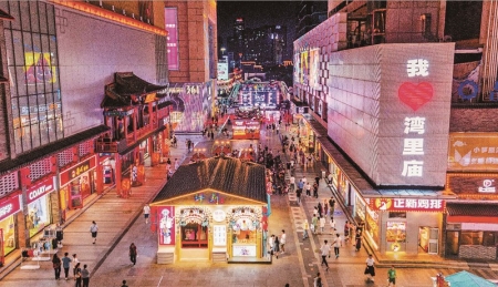 <br>          ■近日，游客在石家庄湾里庙步行街游玩<br><br>        