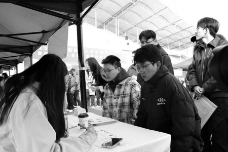 <br>          ■企业相关负责人与求职人员正在沟通<br><br>        