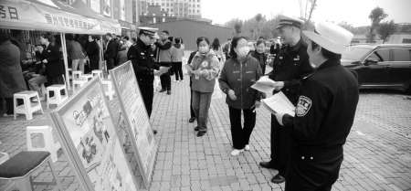 <br>          ■交警边发放宣传资料边讲解交通安全知识<br><br>        