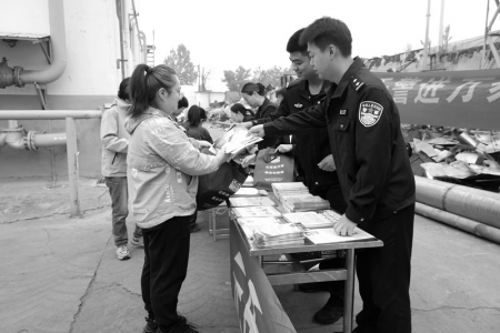 <br>          ■民辅警向企业职工发放宣传资料<br><br>        