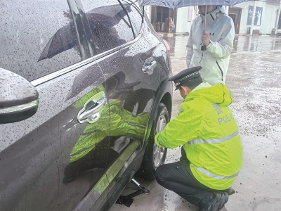 <br>          ■民警为爆胎车辆更换轮胎 ■供图/苗文金<br><br>        