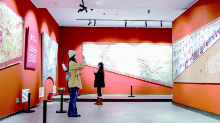 <br>          ■10月20日，游客在河北美术馆欣赏古代壁画艺术 ■供图/河北美术馆<br><br>        