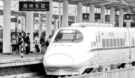 <br>          ■9月29日，旅客在扬州东站准备乘车出行（无人机照片）<br><br>        