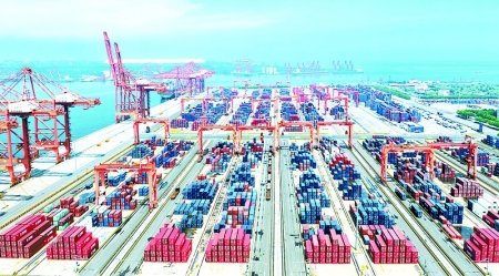 <br>          ■近日，无人机拍摄的唐山港京唐港区集装箱码头堆场 ■摄/河北日报记者赵杰<br><br>        