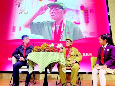 <br>          ■抗战英雄高迎瑞（中）受邀来到邢台市金华教育集团参加活动<br><br>        