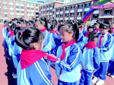 <br>          ■承德市双滦区第六小学少先队员为新入队队员佩戴红领巾<br><br>        