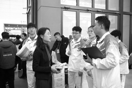 <br>          ■青年志愿者为参观人员提供服务<br><br>        