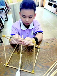 <br>          ■刘家泽在家里练习组装投石机<br><br>        