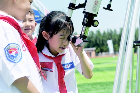 <br>          ■天文社团活动中，学生进行望远镜观测<br><br>        
