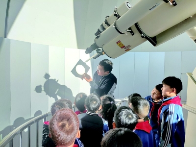 <br>          ■天文社团活动，学生们观测太阳黑子<br><br>        