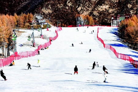 <br>          ■10月21日，滑雪爱好者在万龙滑雪场享受滑雪的乐趣■供图/万龙滑雪场<br><br>        