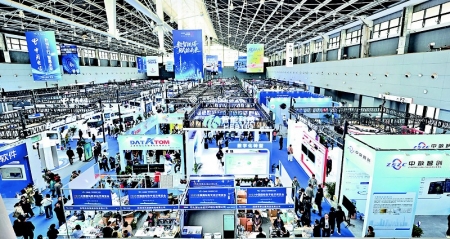 <br>          ■10月18日，2025中国国际数字经济博览会吸引了众多参观者<br><br>        