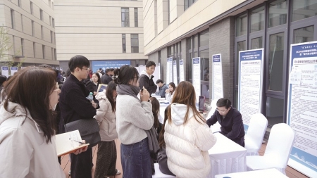 <br>          ■京津冀留学回国人才专项招聘暨“海聚燕赵”第三届河北省留学人员交流活动现场 ■摄/本报记者方泽阳<br><br>        