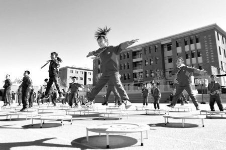 <br>          ■内蒙古鄂尔多斯市康巴什区第八小学学生在大课间参加蹦床活动<br><br>        