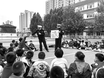 <br>          ■在平山县胜佛小学，宣传民警在为学生讲解交通安全注意事项<br><br>        