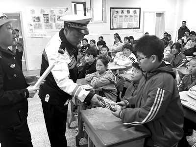 <br>          ■活动中，藁城交警给学生发放文具盒<br><br>        