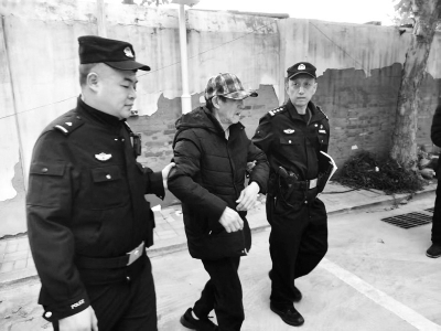 <br>          ■民辅警搀扶老人寻找家属<br><br>        
