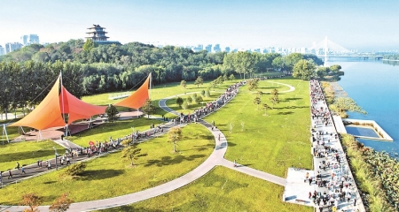 <br>          ■10月26日，太平河·理想水岸2025石家庄环城绿道徒步大会鸣笛举行，来自省内外的30000名徒步爱好者齐聚于此，用脚步丈量石家庄的生态魅力<br><br>        