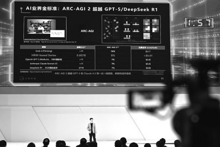 <br>          ■在冠军争夺赛现场，清华大学的“基于类脑架构的下一代通用模型及智能体生态”项目参赛者在进行展示<br><br>        