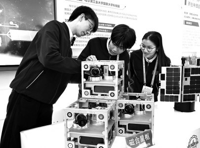<br>          ■在大学生创新成果展现场，哈尔滨工业大学代表在展示“磁合星枢——面向巨星座建设的新体制‘细胞’卫星平台”项目模型<br><br>        