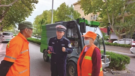 <br>          ■民警对环卫工人进行交通安全宣传<br><br>        