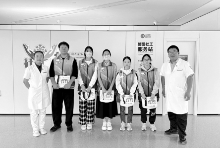 <br>          ■5名社工实习生携“爱”报到，社工站赠送精美文创书包<br><br>        