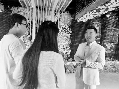 <br>          ■刘占伟与一对新人进行婚礼彩排<br><br>        