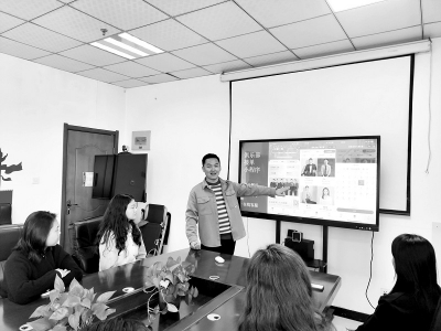 <br>          ■刘占伟在讲解“轻愉”的接单流程<br><br>        