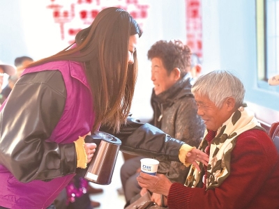 <br>          ■唐山市曹妃甸区六农场团委开展“爱在重阳 花式宠老”青年志愿服务活动■供图/共青团唐山市委<br><br>        