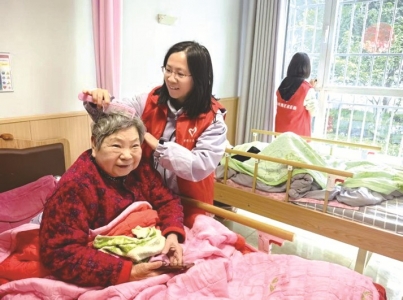 <br>          ■志愿者走进井陉一家老年人照护中心为老人打扫卫生、剪指甲梳头 ■供图/共青团石家庄市委<br><br>        