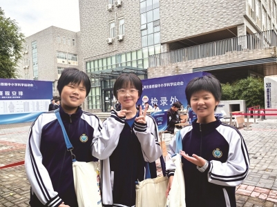 <br>          ■史雨鑫、袁熠轩、张梦思琦（从左至右）在赛场检录处<br><br>        