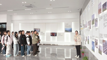 <br>          ■在“认养一头牛”养殖基地，讲解员向学生讲解从养殖到成奶的过程<br><br>        