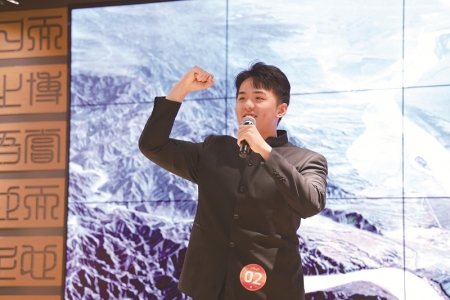 <br>          ■参赛选手在深情朗诵<br><br>        