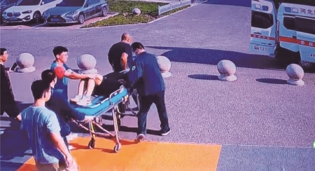 <br>          ■顾一哲手扶患者双腿将其送上急救车（视频截图）<br><br>        